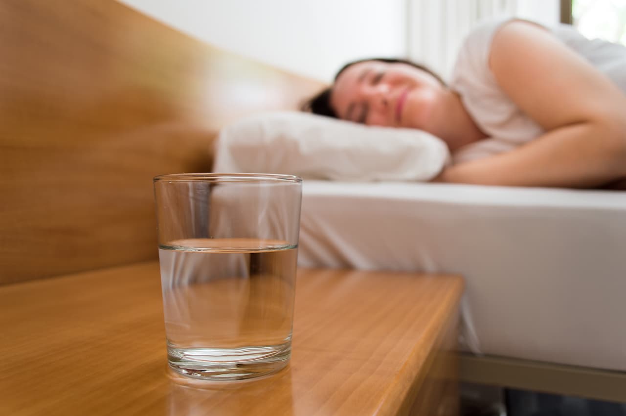 Te olvidas del asunto y te pones a dormir. Hay quienes también colocan un vaso de agua como medio de trasmisión de energía a través del líquido. Es opcional.