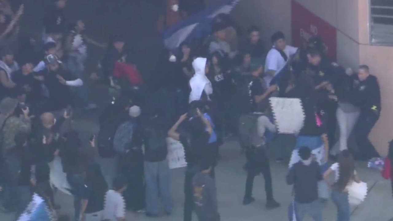 Estudiantes vandalizan ayuntamiento y agreden a agentes federales en Los Ángeles