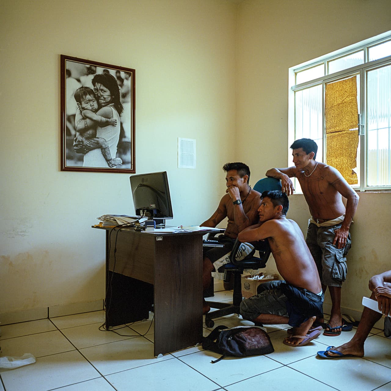 Un grupo de hombres Munduruku usa una computadora en la ocupación de la oficina del FUNAI en Itaituba. Brasil tiene una de las mejores leyes para la protección de los pueblos indígenas y el medio ambiente del mundo, pero los desarrollos industriales a gran escala como las represas y las minas suelen aprobarse antes de que los informes de riesgo ambiental comiencen.