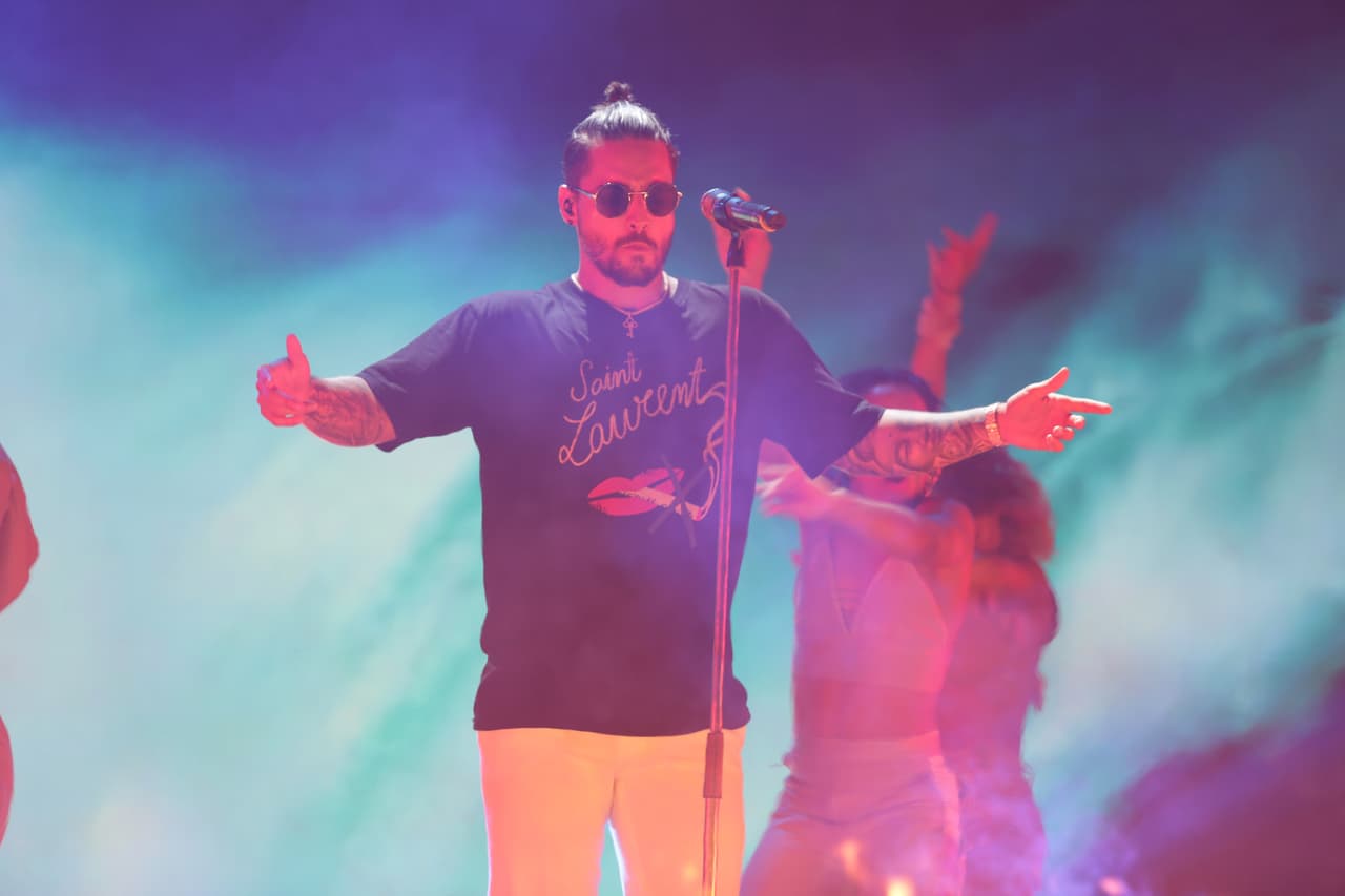 Esta colaboración le trajo a Maluma una ola de rumores, que tanto Ricky Martin como él han salido a desmentir.
<br>
<b><a href="http://www.univision.com/especiales/premios-juventud/maluma-rompe-el-silencio-sobre-el-rumoreado-video-intimo-con-ricky-martin">VER: Maluma rompe el silencio sobre el rumoreado video con Ricky</a></b>