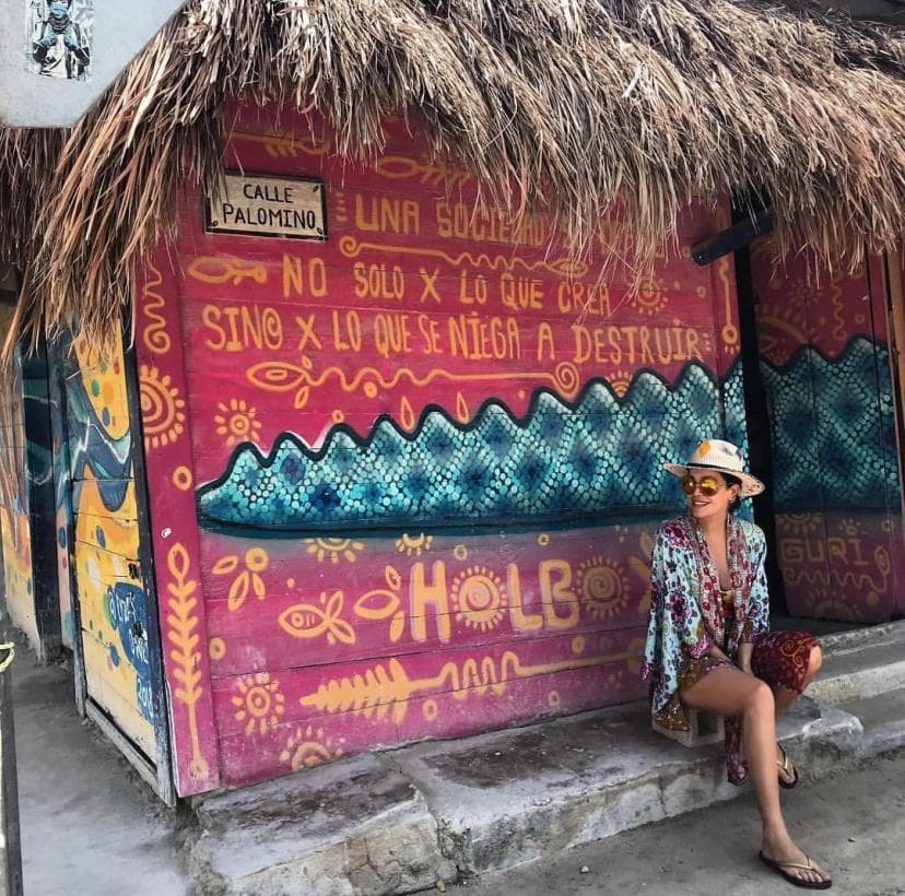 Karla nació cerca de la frontera entre México y Estados Unidos, por lo que hizo sus estudios universitarios en Texas. Aunque ha vivido la mitad de su vida en este país, le es inevitable visitar los maravillosos sitios mexicanos en cada oportunidad.