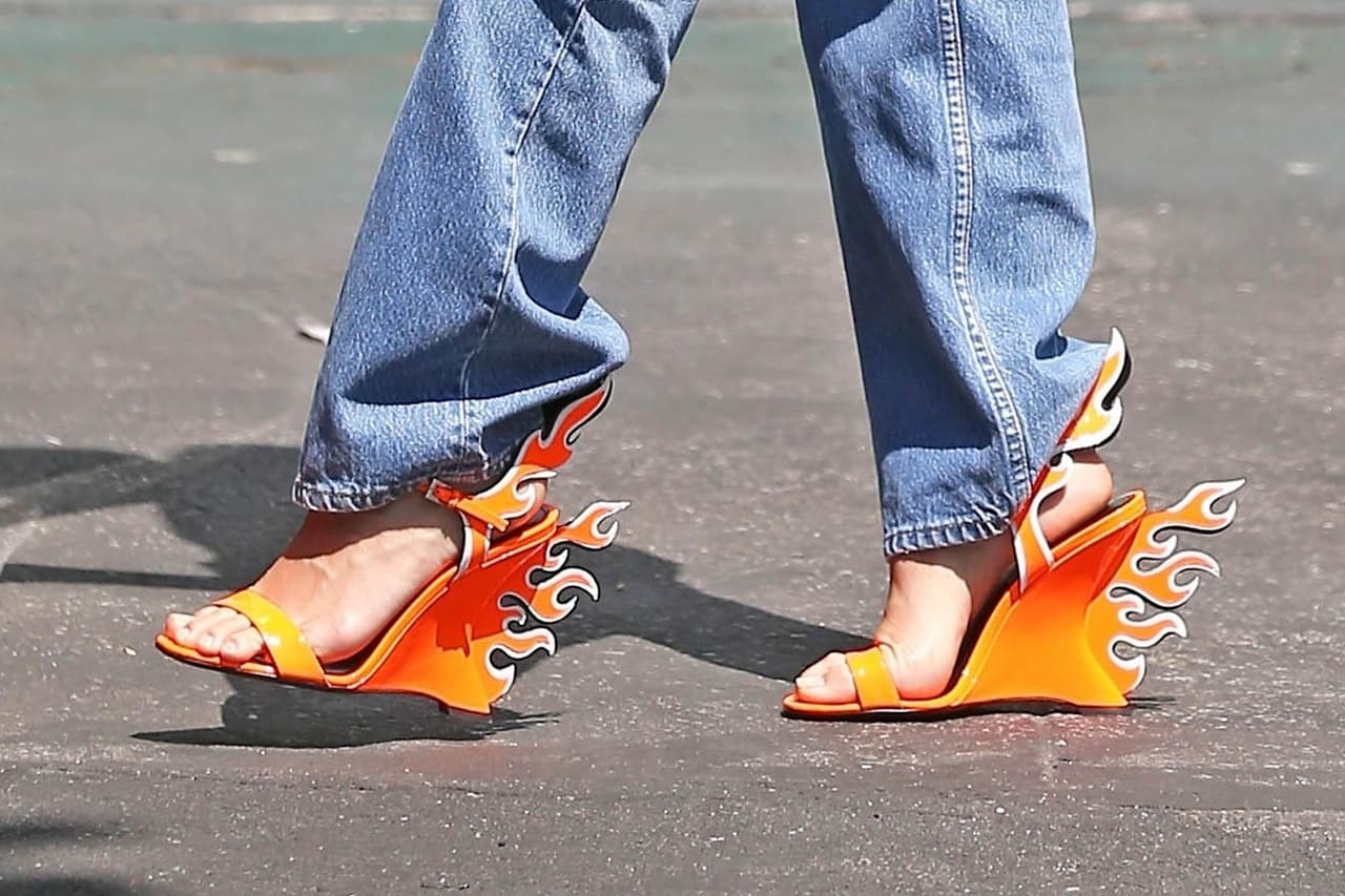 Los zapatos están decoradas con llamas de fuego -un icono de la marca- elaboradas en charol, tanto en el tacón y tobillo.