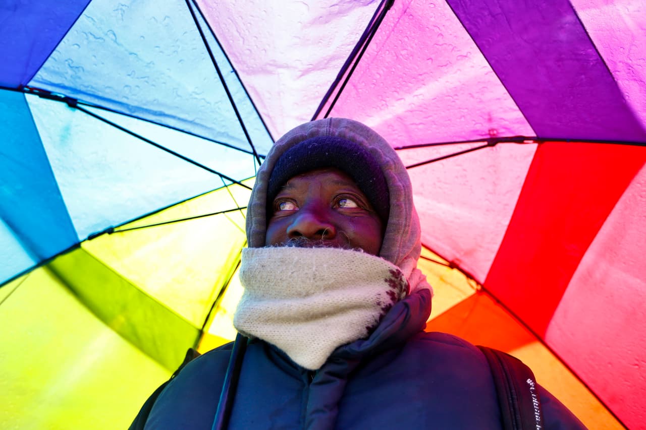 Charles Kenyon de 65 años camina por las calles de Birmigham, Alabama, en medio de una tormenta de aguanieve.