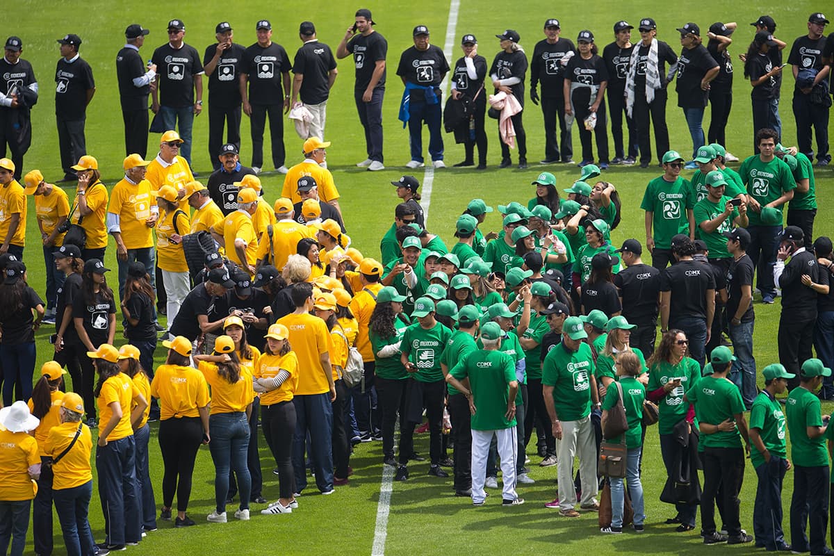 Dentro del Estadio Olímpico los participantes formaron la figura de los aros olímpicos en el centro del terreno de juego.