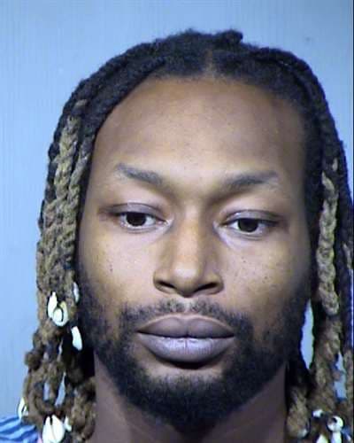 El sospechoso, 
<b>Charles Perry</b> y su novia Jasmine Miller, salieron de la residencia y fueron detenidos sin más incidentes.
<br>