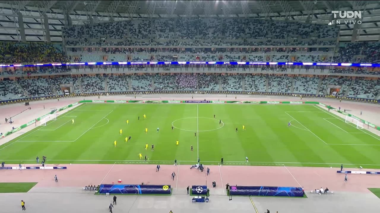 Arranca el partido y la pelota está en juego.