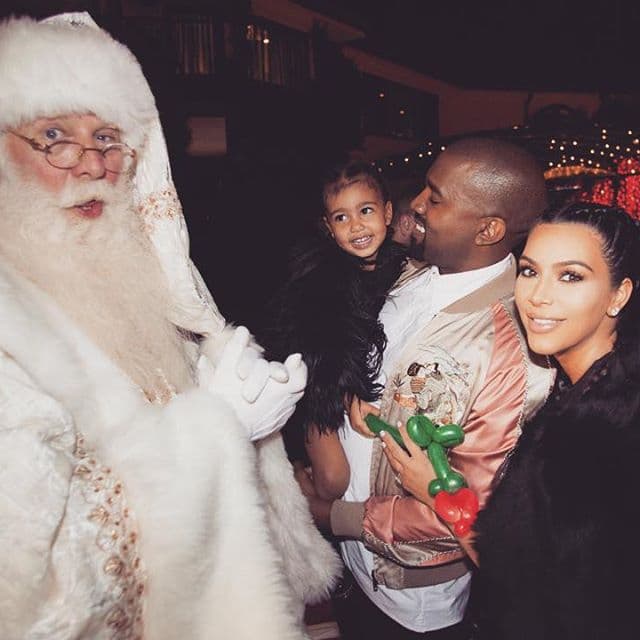 ¡Qué linda! Muy ilusionada viendo a Santa.