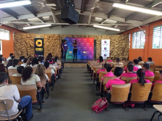 Los animadores de La Banda Soundcheck motivaron a los estudiantes a que sueñen en grande, que no se den por vencidos y que sigan estudiando para que se forjen como excelentes seres humanos, se destaquen y alcancen el éxito dondequiera que vayan.