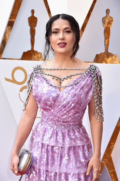 Una de las elegidas fue la mexicana 
<b><a href="https://www.univision.com/temas/salma-hayek" target="_blank">Salma Hayek</a></b>, quien aseguró sentirse "increíblemente inspirada por ser incluida" y contó que recibió la invitación por parte de Meghan a través de una 
<b><a href="https://www.univision.com/famosos/salma-hayek-revela-su-llamada-top-secret-con-meghan-markle-y-las-estrictas-reglas-para-la-portada-de-vogue-fotos" target="_blank">llamada telefónica secreta</a></b>.