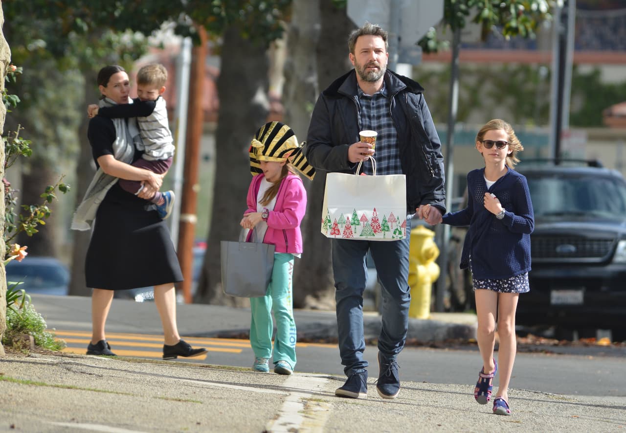 Violet y Seraphina también iban con ellos, por supuesto.