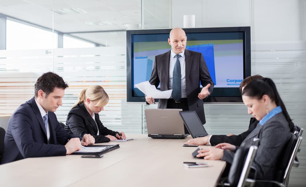 <b><u>El gerifalte de Cáncer</u></b>
<br>Debido a su naturaleza paternal o maternal, protectora e intuitiva el gerifalte canceriano confunde mucho a los demás porque piensa estar haciendo bien las cosas y entonces actúa por los demás.