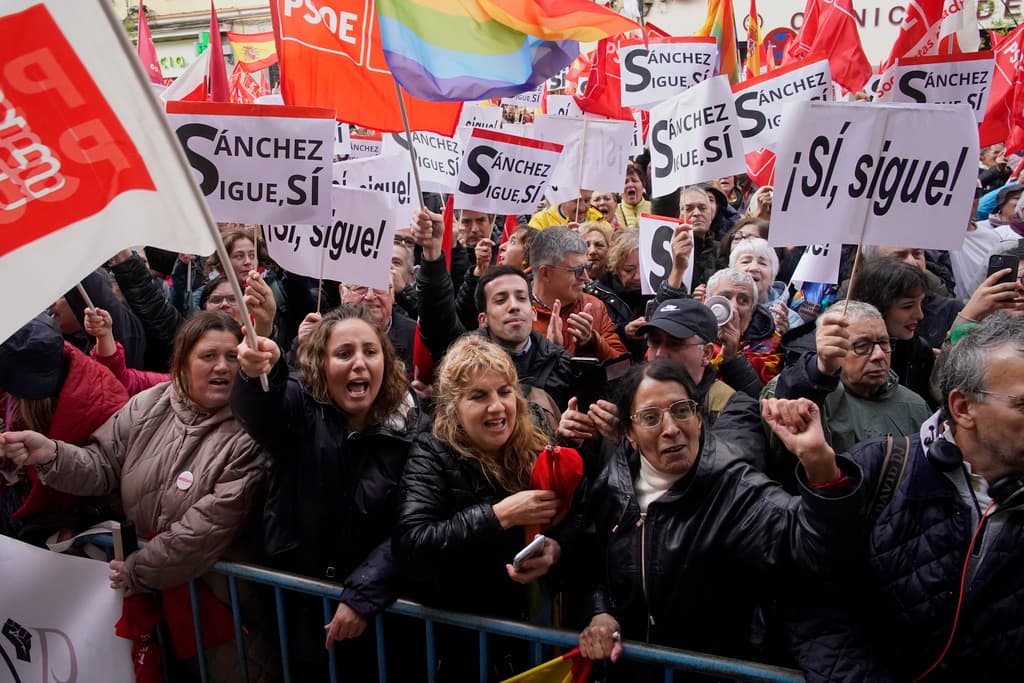 Simpatizantes del presidente del gobierno español Pedro Sánchez se reúnen en la sede del partido PSOE durante una manifestación en Madrid, España, el sábado 27 de abril de 2024. (AP Foto/Andrea Comas)