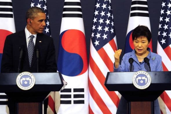 Barack Obama y la presidenta surcoreana, Park Geun-Hye, dan una conferencia conjunta en el Bule House en Seul.