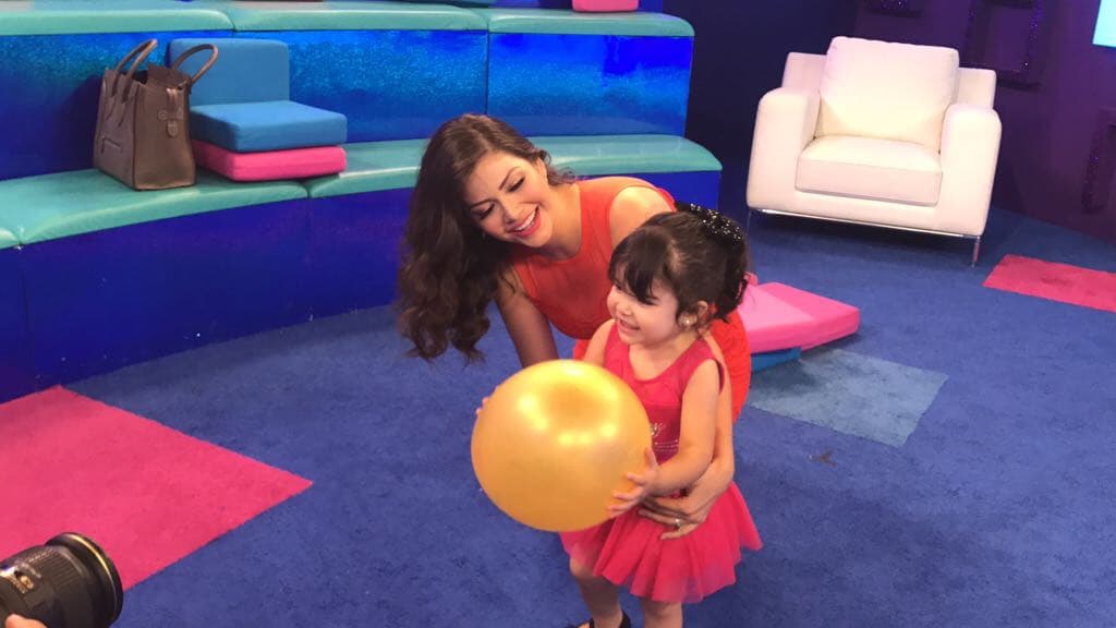 Un globo dorado es el juguete perfecto para que Giulietta ría a carcajadas.