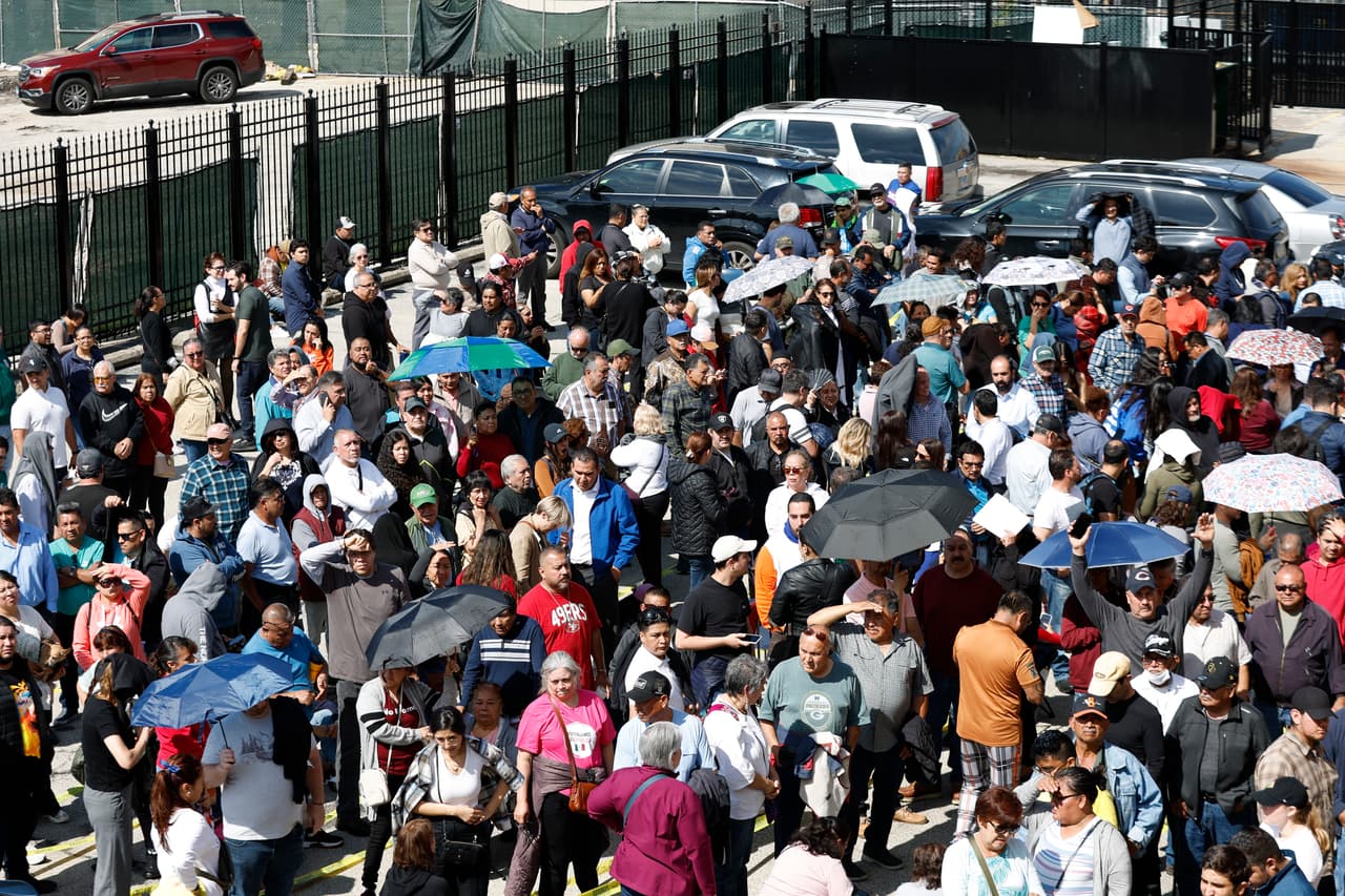 Largas filas afuera del Consulado de México en Chicago para poder votar en las elecciones presidenciales 2024.