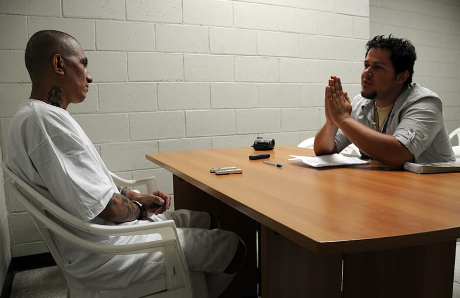 Daniel Valencia Caravantes, redactor de El Faro, entrevista a un pandillero.