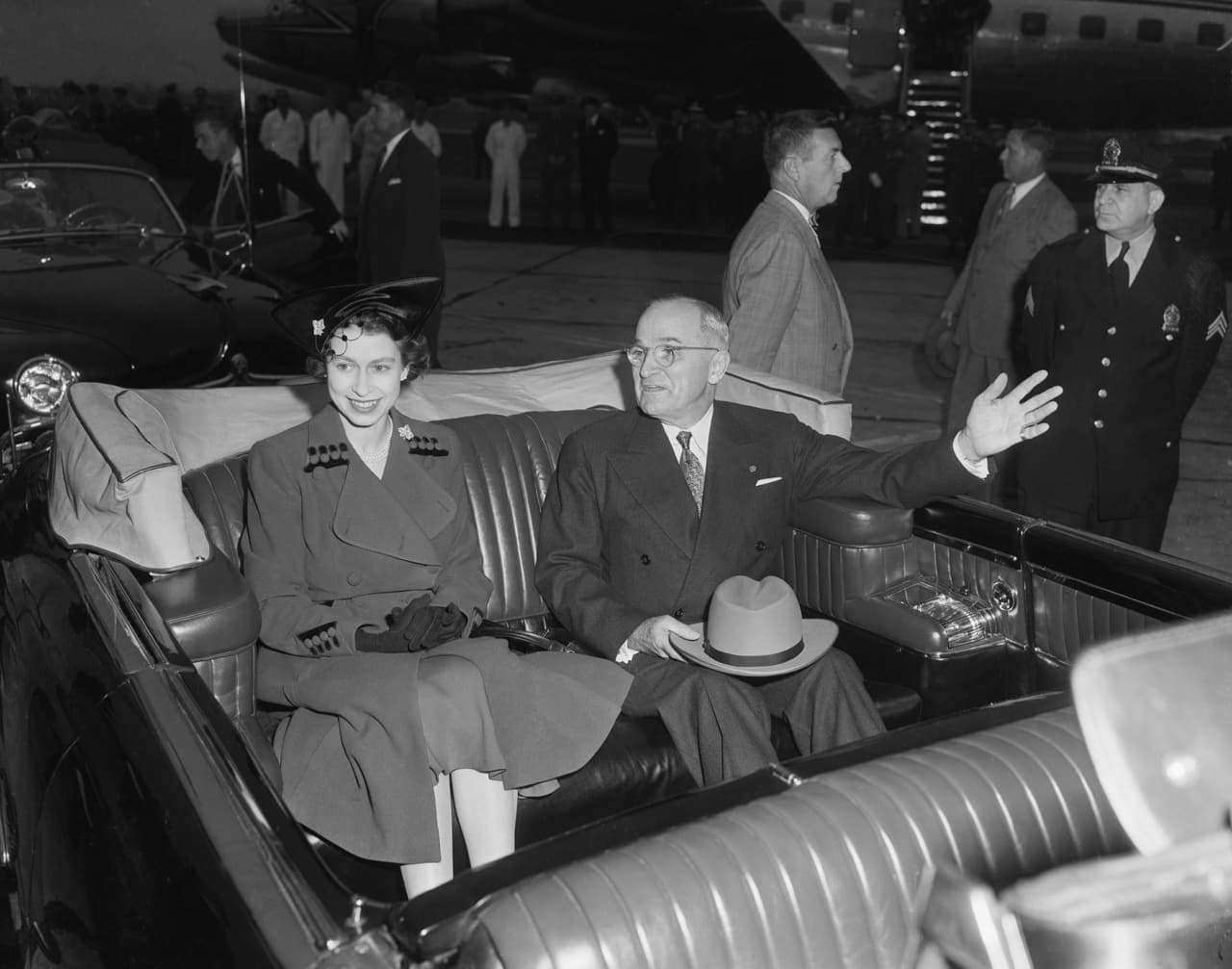 Isabel II fue coronada reina en junio de 1953 pero por la enfermedad de su padre representó a la monarquía desde algunos años antes. Con 25 años, cuando todavía era princesa, en 1951, viajó Washington DC para encontrarse con Harry S. Truman. El presidente, según dijo, quedó muy impresionado: "Nunca antes habíamos tenido una pareja joven tan agradable que conquistó el corazón de todos nosotros".