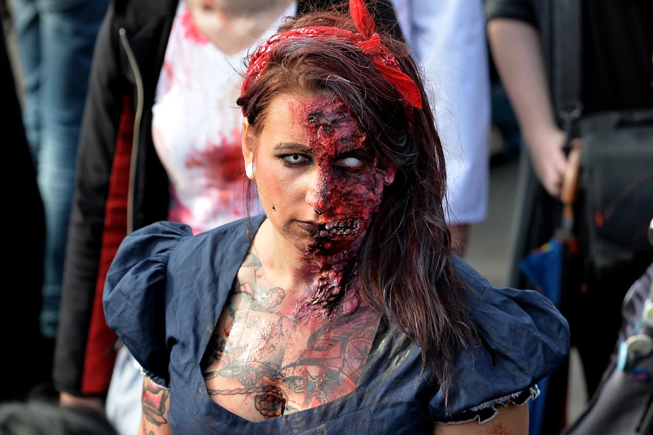 4. Puedes agregar un poco de quemaduras a tu ropa, eso hará que tu disfraz se vea más real. Sólo toma en cuenta que cierto tipo de telas son más flamables que otras así que toma las debidas precauciones.