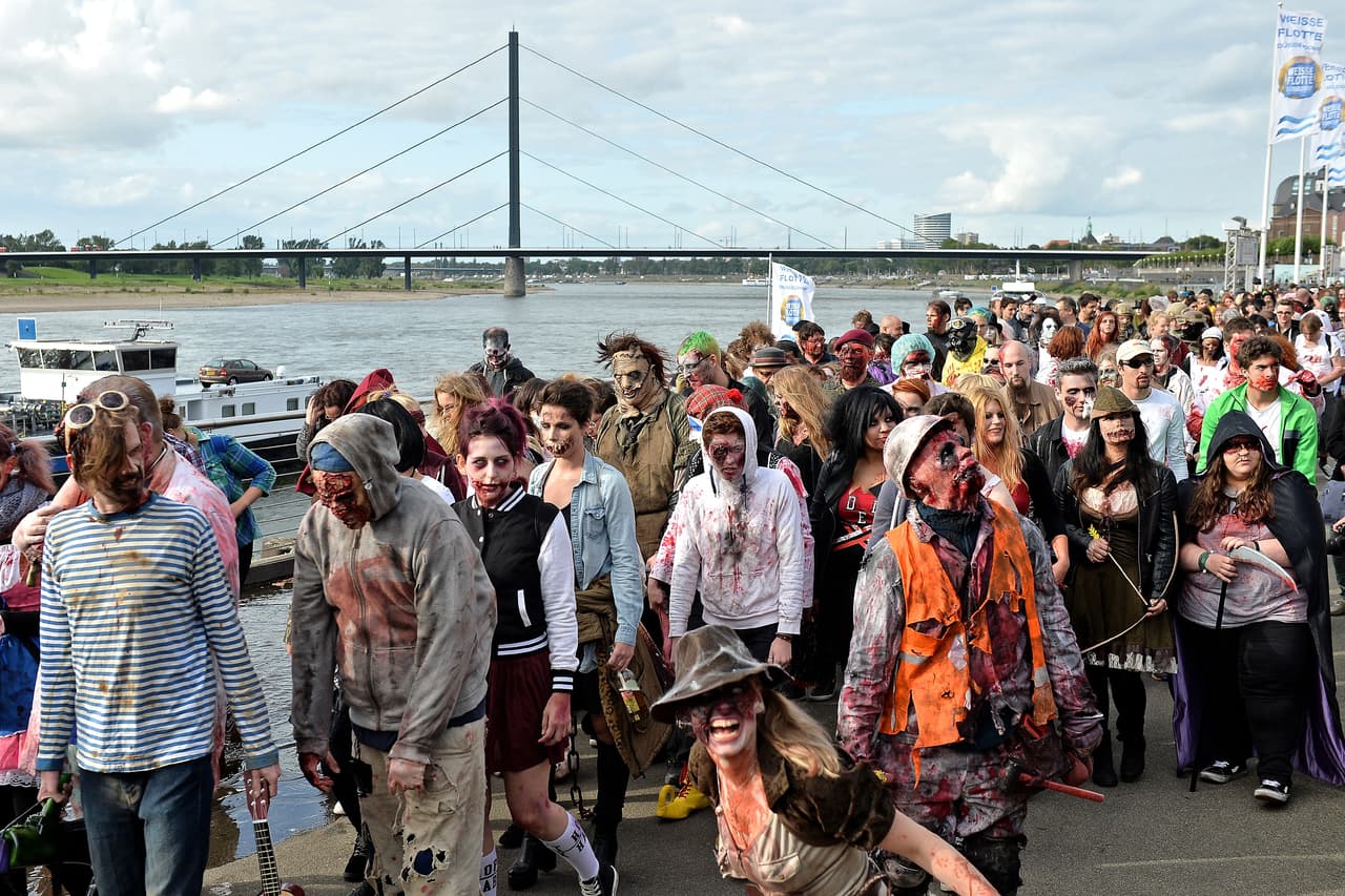 10. No olvides que el maquillaje no sólo es para la cara, también para el cuello, brazos y piernas. Todo depende del traje que lleves. Cortadas en brazos y piernas le darán realismo al disfraz.