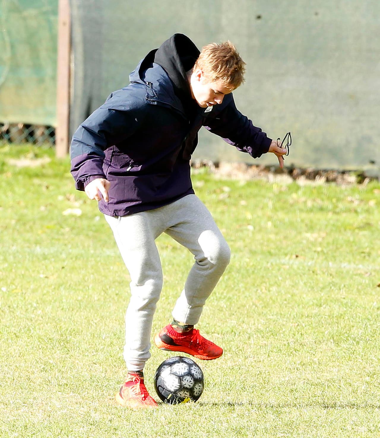 Esta vez el cantante fue visto en una cancha de fútbol.