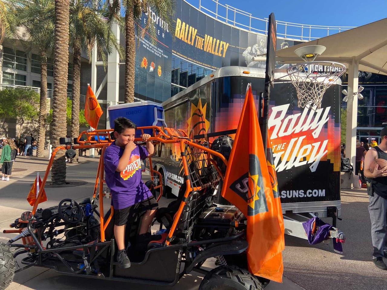 Un poco de todo, este niño en un carga vestía la camiseta de los Suns previo al partido que perdieron en Phoenix.