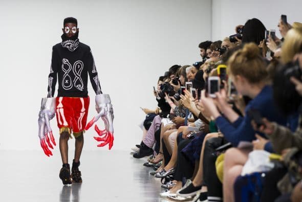 Un modelo camina por la pasarela en el Sankuanz presentado por GQ China.