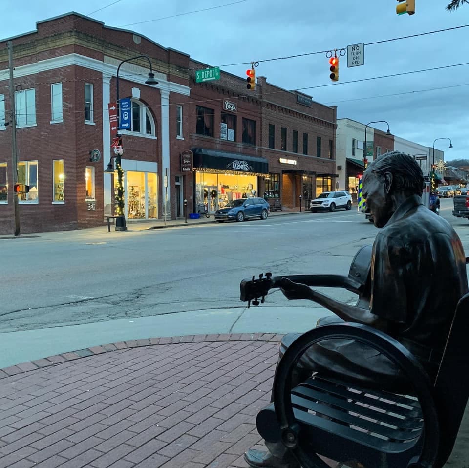 <b>Boone</b>. La ciudad tiene lugares para tomar el desayuno, el almuerzo y la cena, por lo que es muy divertido explorar las ofertas locales. El acceso a Blue Ridge Parkway desde esta ciudad es muy fácil, por lo que un viaje panorámico está cercano. Boone también recibe una cantidad de nieve por encima del promedio para una ciudad de EE. UU., así que si estás buscando un paraíso invernal, este es tu destino.
<br>
<br>
<a href="https://goo.gl/maps/Ve1xcBwbwnFWmy8LA"><b>Cómo llegar</b></a>