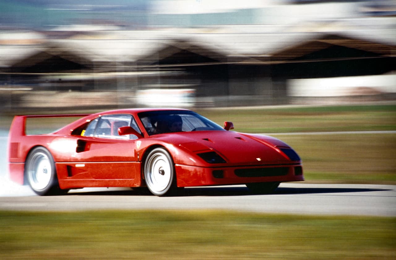 Sin duda, el calificativo de ‘leyenda’ aplica para el Ferrari F40. Un carro con personalidad única, que lo distingue claramente de sus competidores directos y que solo apela al gusto de una minoría muy especial.