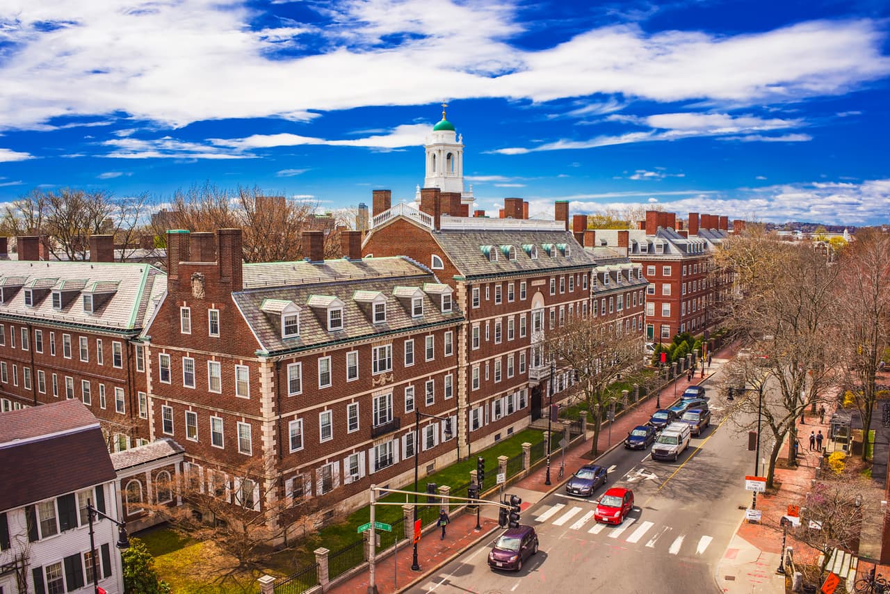 <b>Puesto 3. Universidad de Harvard</b>
<br>
<br>Tasa de aceptación: 5%.
<br>
<br>Lugar: Cambridge, Massachusetts.
<br>
<br>Es la universidad de la Ivy League es la más antigua de Estados Unidos, fundada en 1636. Es conocida por ser una institución especialmente difícil para ingresar. Su clase de pregrado más reciente estaba compuesta por poco menos de 7,000 estudiantes.
<br>