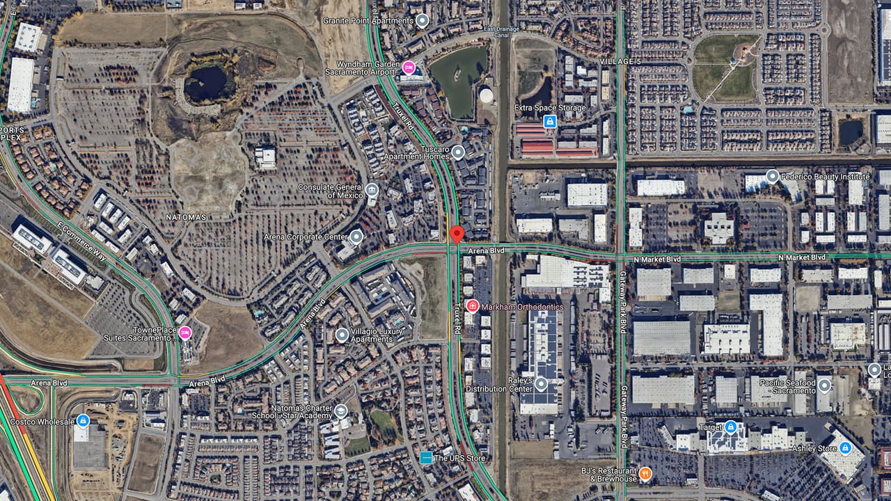 <b>Arena Blvd y Truxel Rd:</b> Con alto tráfico debido a eventos en el área y proximidad al aeropuerto, esta intersección es una de las más conflictivas, acumulando decenas de accidentes con múltiples lesionados.