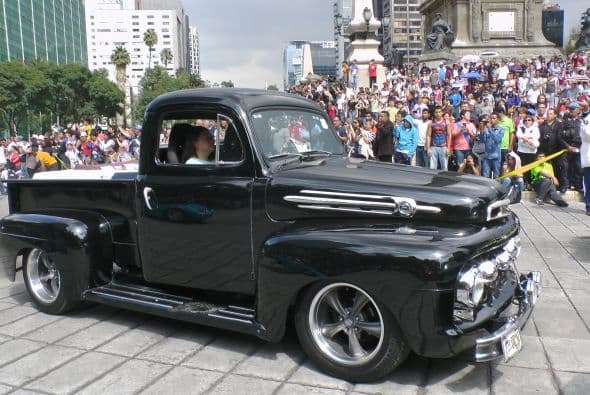 Casi dos mil vehículos clásicos desfilaron por las calles de la Ciudad de México para romper el Récord Guinness de más autos de este tipo en movimiento. Transitaron mil 721 autos, lo que superó la marca de Holanda, cuyo récord era de 948 vehículos. De acuerdo con las autoridades, el paso de estos autos clásicos fue visto por 250 mil asistentes. Circularon autos Datsun 1300, Jaguares, MG 59, Chevrolet apache, Alfa Romeo, Mercury, Porche, entre otros, que atrajeron la atención de capitalinos y visitantes. El paso de los vehículos fue interrumpido por el calentamiento de algunos que se quedaron en el camino y provocaron “cuellos de botella”; sin embargo, los organizadores confiaron en que los vehículos llegarían a la meta.