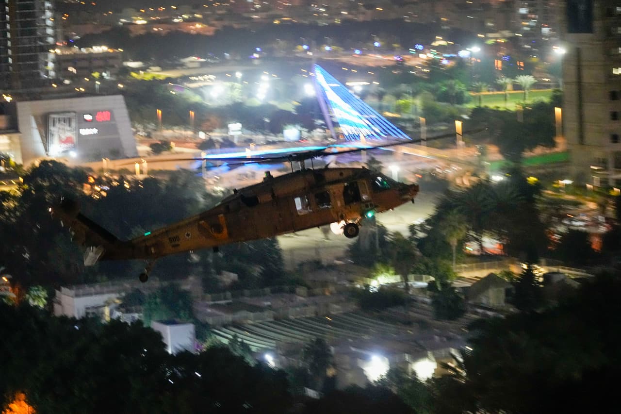 Un helicóptero que transportaba rehenes liberados por Hamas aterriza en el Centro Médico Infantil Schneider en Petah Tikva, Israel, el viernes 24 de noviembre de 2023.
