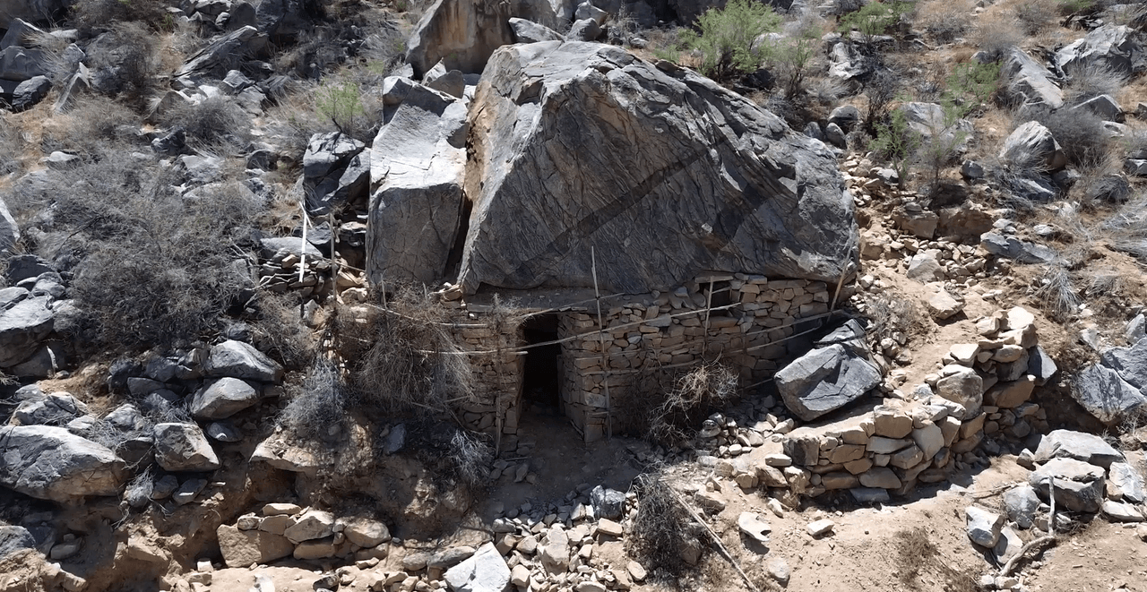 La cueva, cercana a una carretera en el desierto de Eloy, en Arizona, tiene 
<b>como techo una enorme piedra</b>.