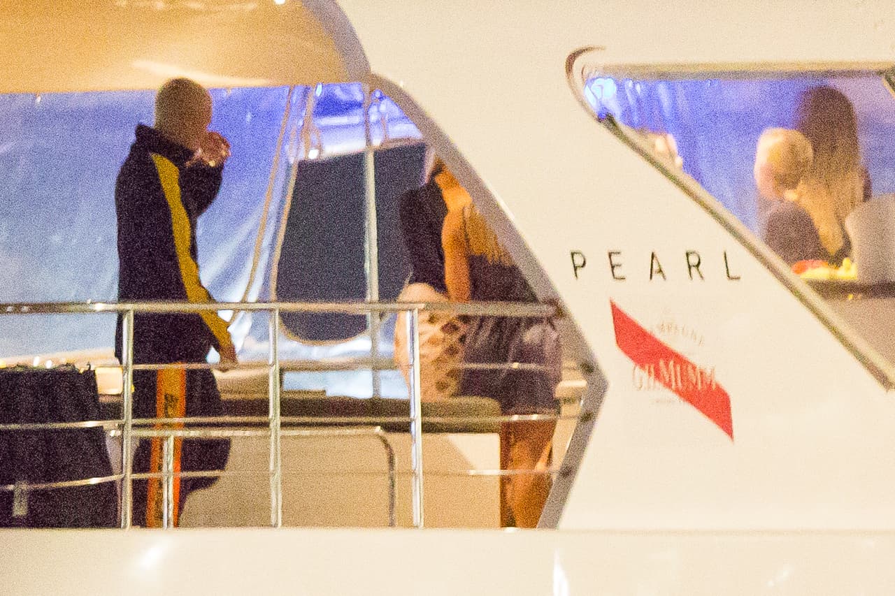 Justin Bieber fue visto de fiesta en un barco con alrededor de diez mujeres, bebiendo, charlando y bailando hasta bien entrada la noche, desembarcando alrededor de la 1:30 a. m. el 12 de marzo. Justin también pareció entrar en una discusión con uno de sus guardias de seguridad antes de darle un abrazo.