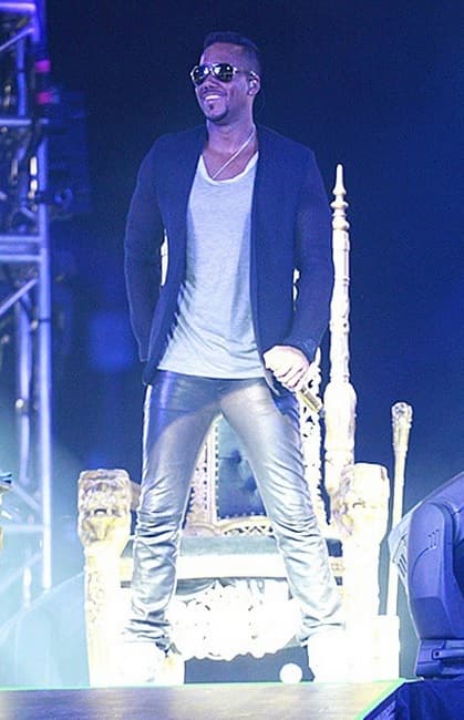 Después el cantante los llamó ''tontos'', pues según él lo único que las chicas deseaban era estar con él.