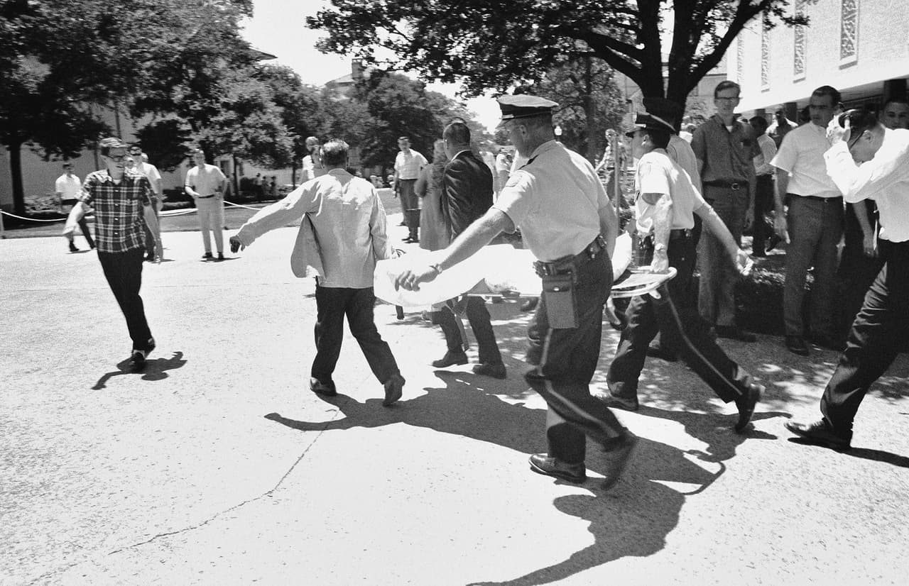 El 1 de agosto de 1966, Joseph Whitman, disparó contra estudiantes de la Universidad de Texas en Austin y mató a 17 personas.