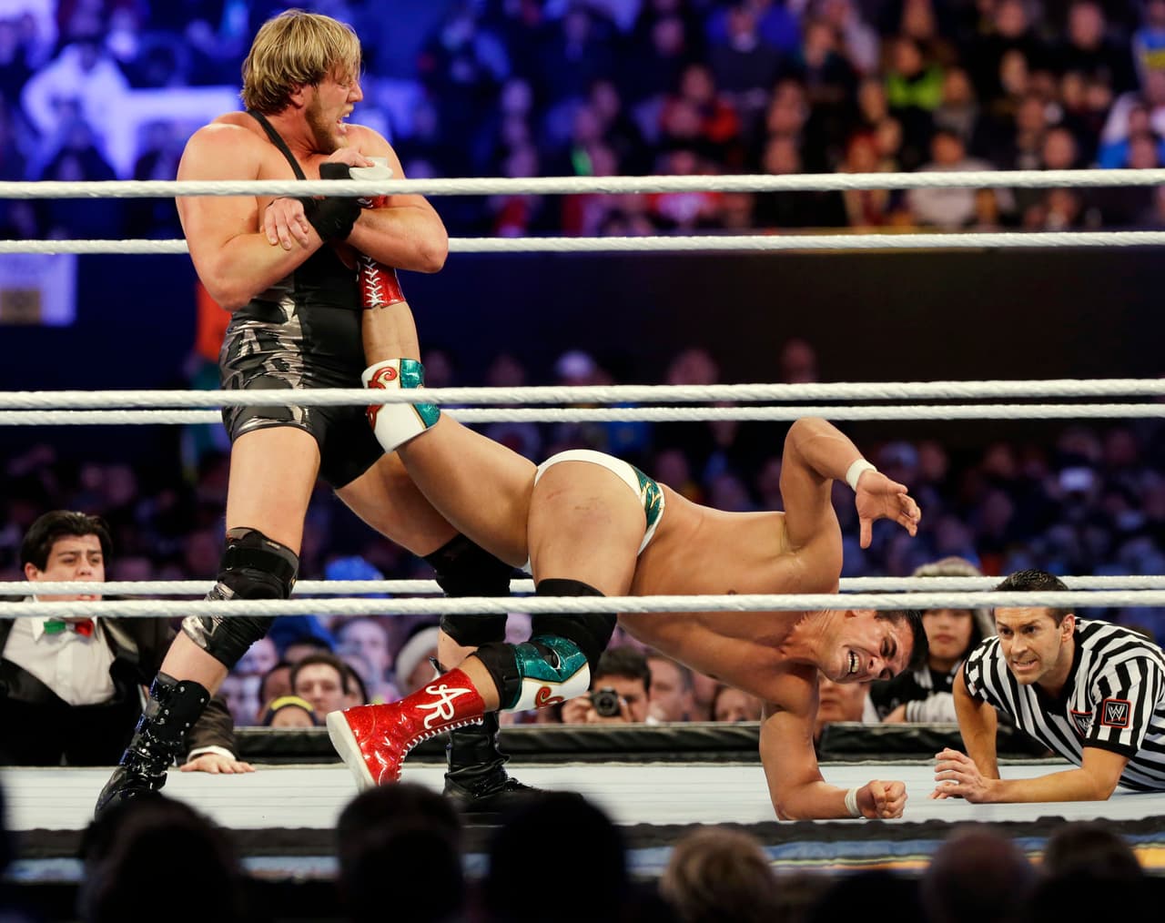 En 2014 finaliza contrato con la WWE por despido por mostrar una conducta reprobable, pues uno de los empleados le hizo un comentario racista, al cual ‘del Río’ contestó con una bofetada.