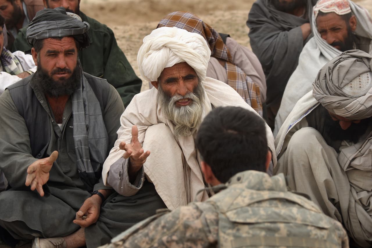 Activistas piden a Biden proteger a miles de colaboradores afganos