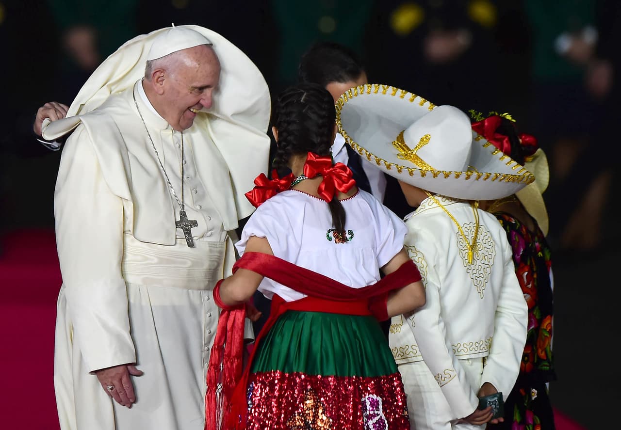 El papa Francisco llega a México en una visita de cinco días