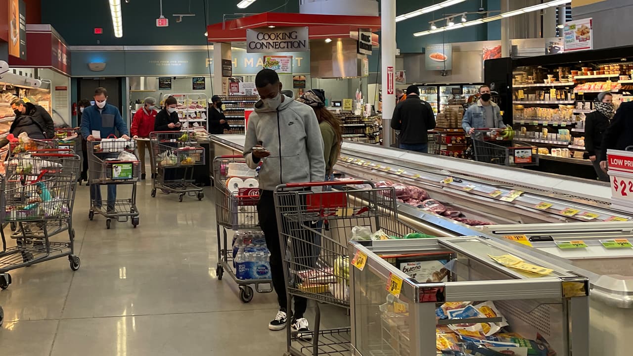 Desde tempranas horas de este domingo los consumidores acudieron a comprar comida y productos básicos.