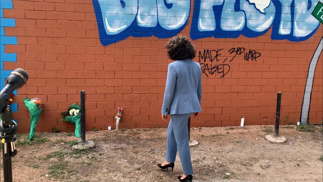 George Floyd creció en Houston y llegó a ser una
<a href="https://www.univision.com/local/houston-kxln/george-floyd-el-hombre-que-crecio-en-houston-y-murio-en-un-incidente-con-la-policia-de-minneapolis">estrella de fútbol americano en la preparatoria Yates. </a>