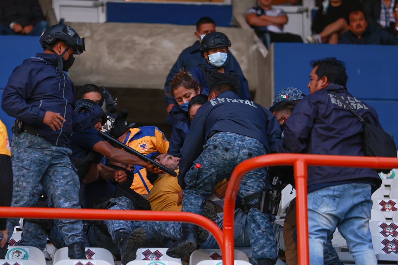 Aficionados del equipo regiomontano fueron retirados de la cancha.