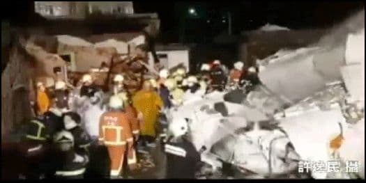 Los bomberos y rescatistas encontraron la caja negra, que será analizada para determinar las causas del accidente.