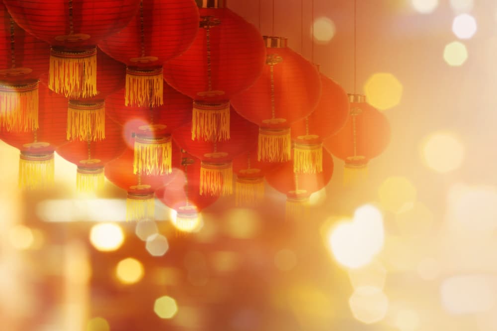 El día del año nuevo chino, el inicio del año del Perro de Tierra coincide también con el novilunio de Acuario y el primer eclipse solar del año.
<br>
<b>Color que se recomienda usar: </b>el púrpura