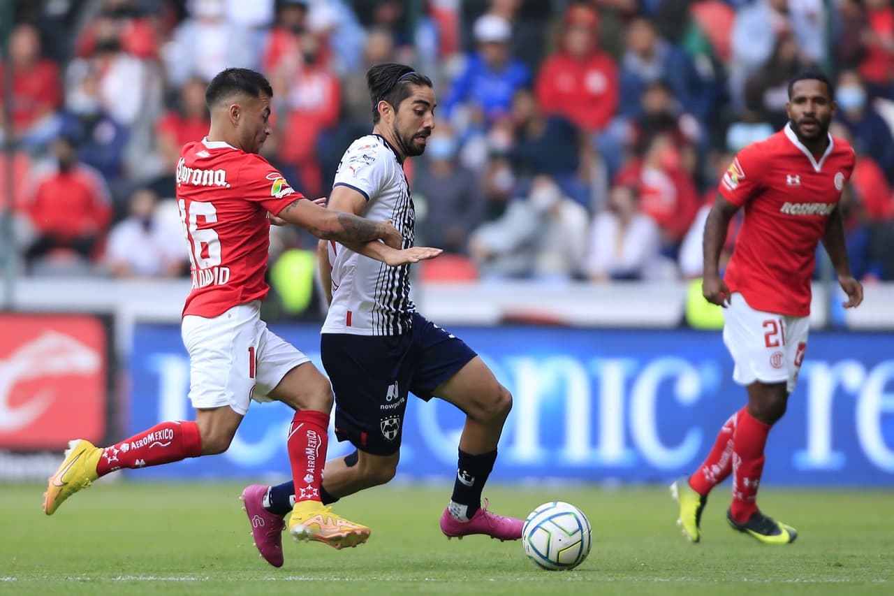 Toluca recibía a Rayados en la Jornada 9 en el duelo por la cima del torneo con los Diablos a la cabeza por un punto. Monterrey se presentó con un 11 alternativo pensando en la doble fecha y el Clásico Regio.