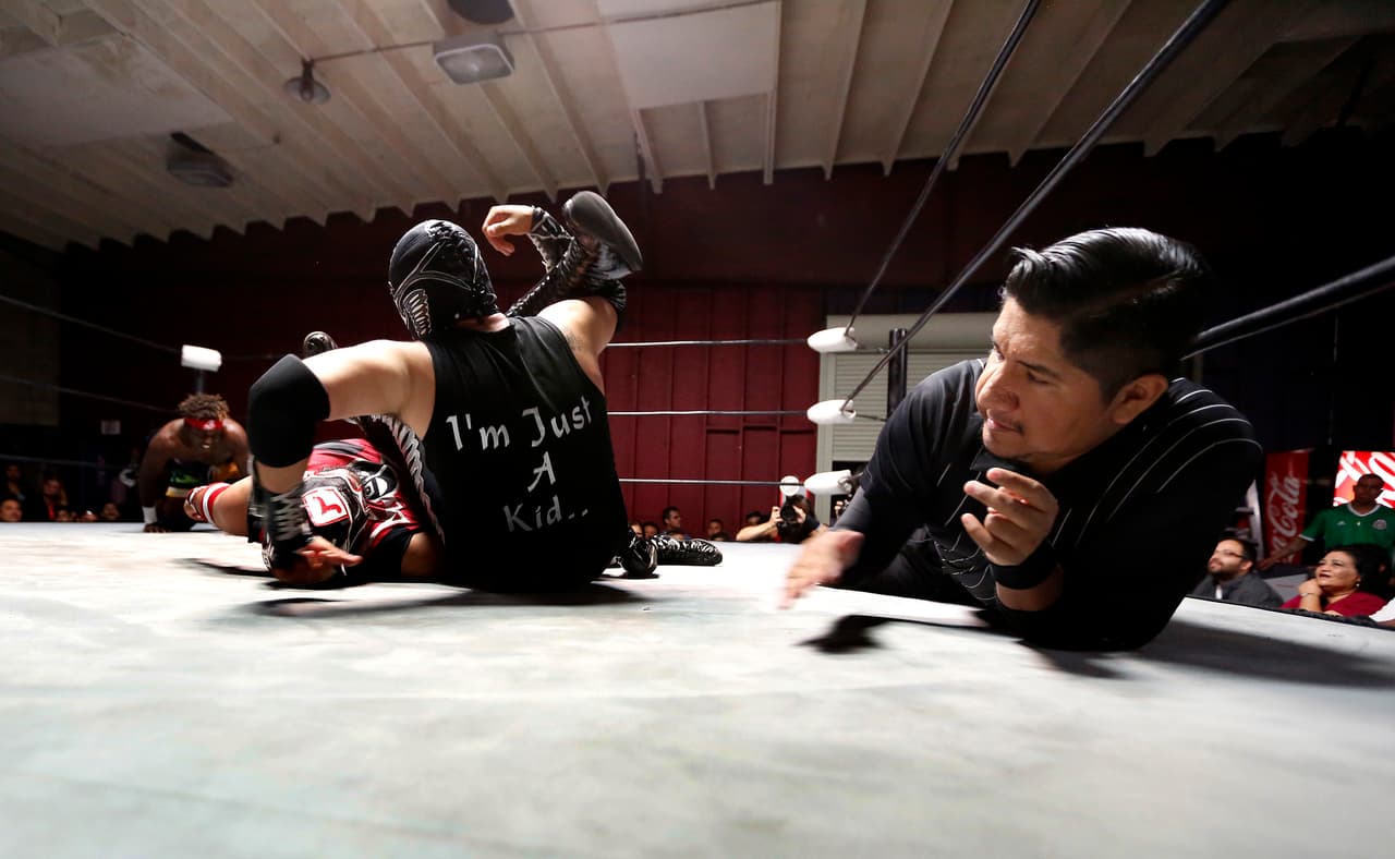 A pesar del carácter
<i>amateur</i> de muchos de los luchadores, los enmascarados se preparan físicamente para realizar complejas y exigentes maniobras en el ring.