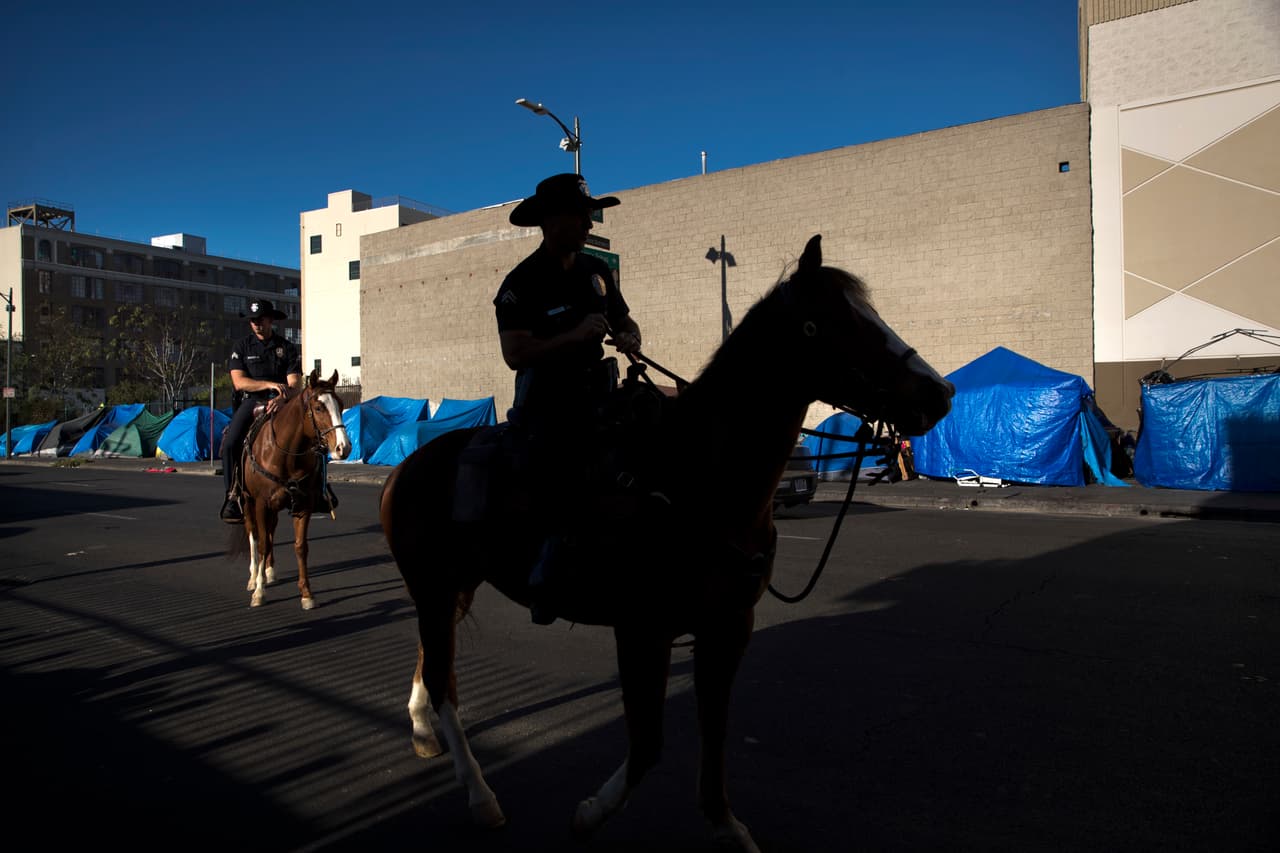 Al no encontrar espacios en refugios oficiales, muchos recurren a la improvisación, levantando tiendas de campañas en zonas aledañas a los mismos.