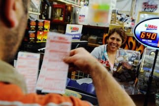 Gasolinera en el este de Los Ángeles vende boleto ganador de Mega Millions con casi $2 millones de premio