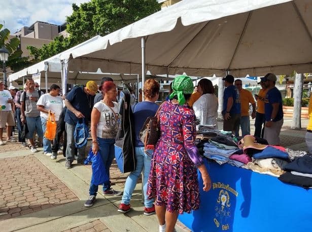 También le dieron a los deambulantes artículos de aseo personal.