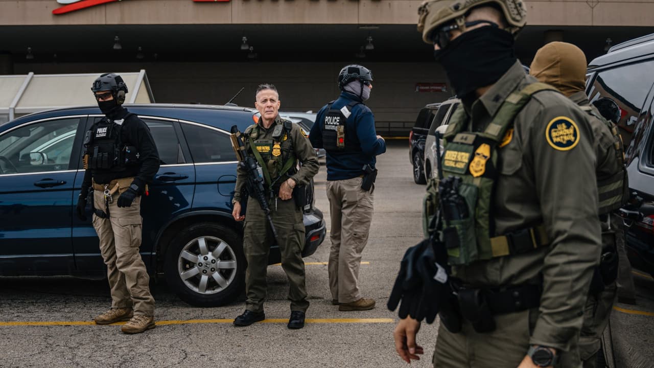 Activistas comunitarios cuestionan el rol de la policía de Chicago durante operativos federales